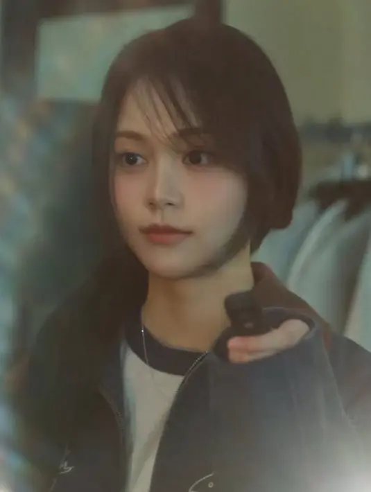 Dalam trailer perkenalan tersebut, Carmen tampil memesona dengan penampilan perdananya. Wajah putih nya diaplikasikan blush on pink dengan lipstik coral tipis. Riasan mata dibuat soft dengan bulu mata tertata rapi. [Dok. YouTube SM Entertainment]