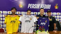 Arthur Irawan, Yusuf Meilana, dan Bayu Otto memperkenalkan jersey yang bakal dipakai Persik di BRI Liga 1 2023/2024.(Bola.com/Gatot Sumitro)