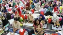 Para peserta bersiap mengikuti acara pijat massal bayi di Gedung Kementerian Kesehatan, Jakarta, Selasa (7/11). Acara ini diikuti 300 bayi dan anak bawah dua tahun. (Liputan6.com/Immanuel Antonius)