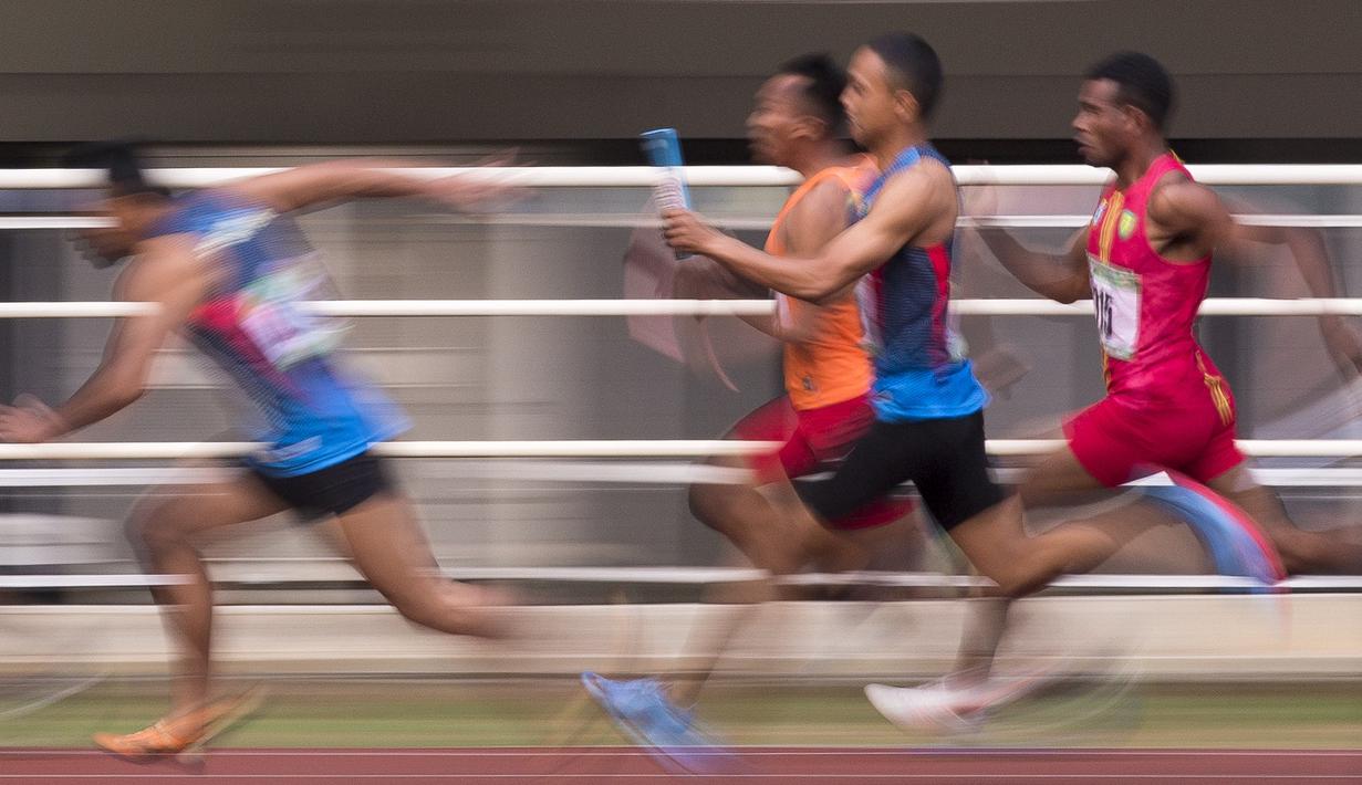 Para pelari beradu cepat saat tampil pada Kejurnas Atletik 2019 nomor 4x100 meter estafet senior putra di Stadion Pakansari, Bogor, Rabu (8/8). Kejurnas Atletik berlangsung dari 3-7 Agustus. (Bola.com/Peksi Cahyo)