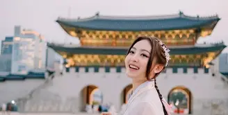 Di sana, ia juga sempat melakoni photoshoot memakai hanbok berwarna putih dan pink. Penampilannya yang begitu cantik dan anggun mengenakan busana tradisional Korea itu pun menuai pujian netizen hingga disebut bak warga lokal. (Instagram/natashawilona12).