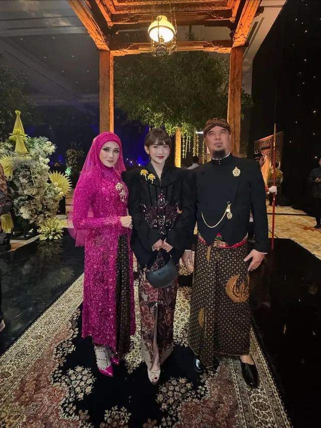 6 Potret detail gaya Mulan Jameela bersanding dengan suami di ngunduh mantu, menyala berkebaya fuchsia