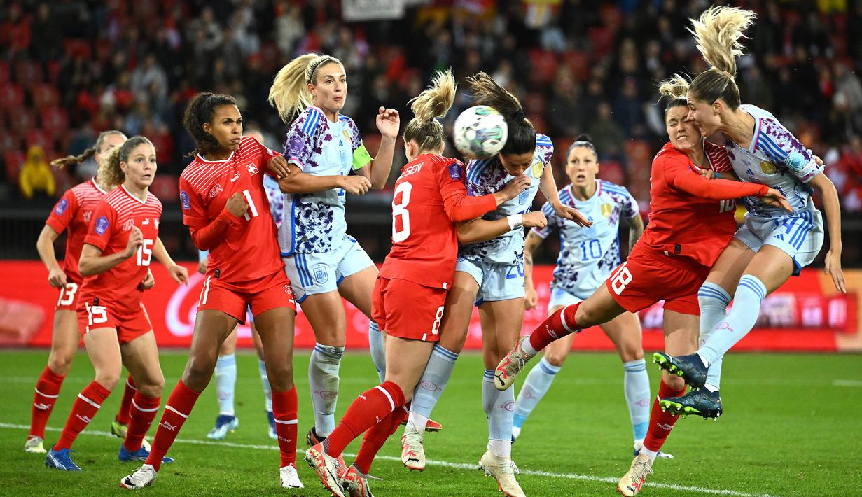 Pemain Timnas Wanita Spanyol, Maria Mendez (tengah kanan) mencetak gol ketiga timnya ke gawang Swiss pada laga Grup D UEFA Nations League 2023/2024 di The Letzigrund Stadium, Zurich, Swiss pada 31 Oktober 2023 waktu setempat. Laga dimenangkan oleh Spanyol dengan skor 7-1. (AFP/Sebastien Bozon)