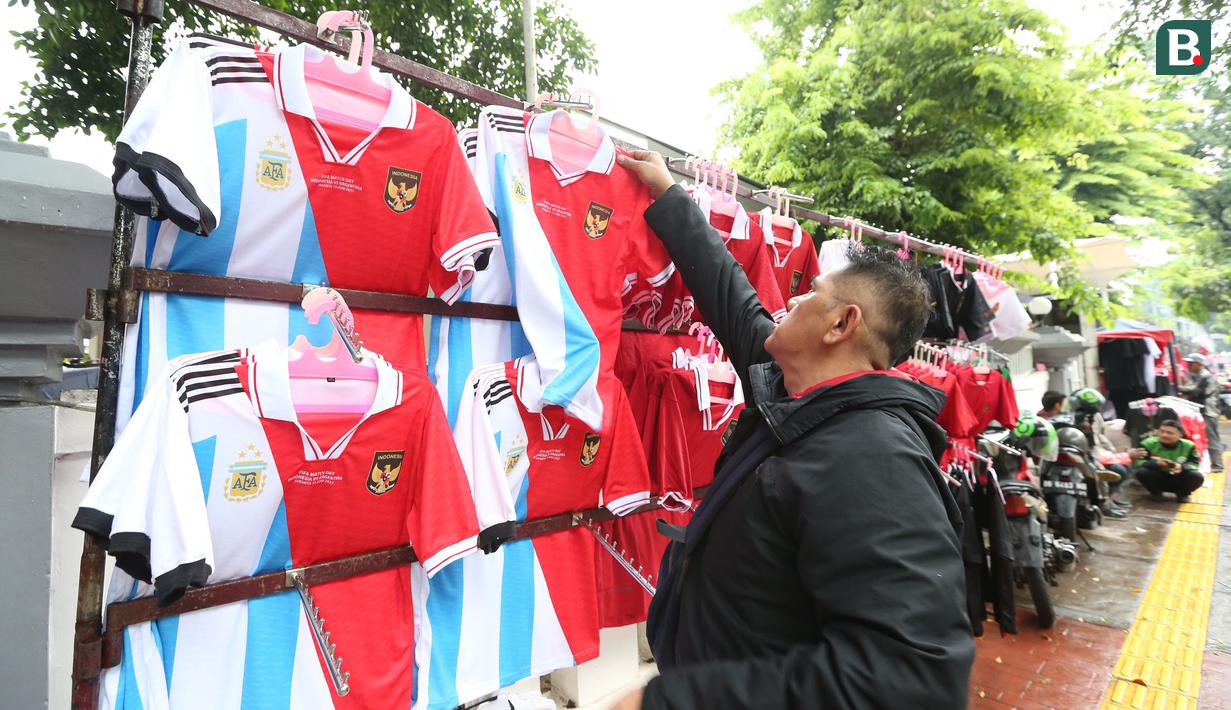 <p>Pedagang menyusun jersey di sekitar Stadion Utama Gelora Bung Karno (SUGBK), Senayan, Jakarta hari Senin (19/06/2023). Sejumlah pedagang pernak-pernik bertebaran di sekitar SUGBK jelang pertandingan Timnas Indonesia menghadapi Argentina. Mereka menjual dagangan mereka mulai dari Rp35 ribu hingga Rp200 ribu. (Bola.com/M Iqbal Ichsan)</p>