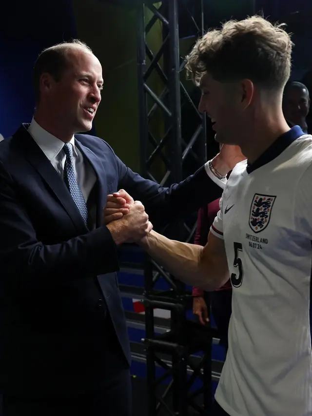 Gaya Necis Pangeran William Nonton Euro 2024, Tunjukkan Cintanya pada Sepak Bola dengan Dasi Bemotif Seharga Rp4jutaan