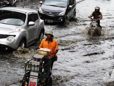 Sejumlah kendaraan melintasi genangan air di kawasan Mangga Dua, Jakarta Utara, Kamis (20/11/2014). (Liputan6.com/Faizal Fanani)