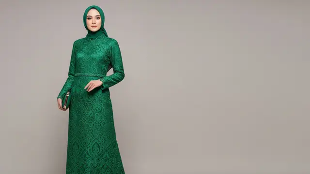 Gamis Brokat Warna Hijau Emerald Gaya Artis