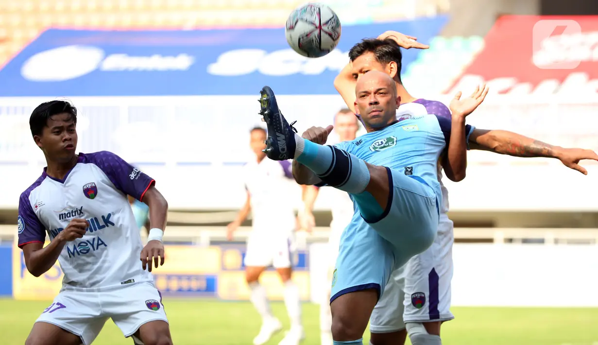 Pemain Persela Lamongan, Ivan Carlos Franca Coleho  (depan) mengontrol bola dibayangi pemain Persita Tangerang dalam match day ketiga BRI Liga 1 2021/2022 di Stadion Pakansari, Bogor, Jumat (17/9/2021). Tim Pendekar Cisadane menang tipis 1-0 atas Persela Lamongan. (Bola.com/Ikhwan Yanuar)