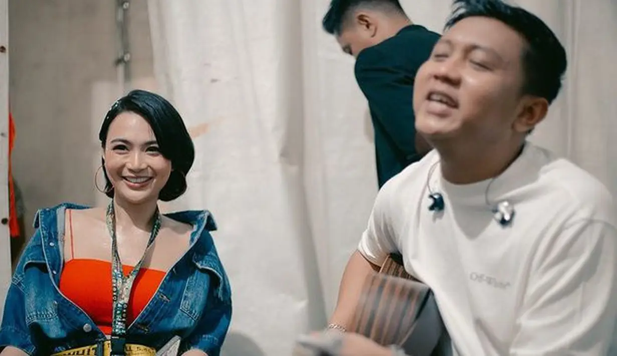 Duet Wika Salim dan Denny Caknan di atas panggung disambut antusias oleh para fans. (instagram.com/wikasalim/maxadamkamil)
