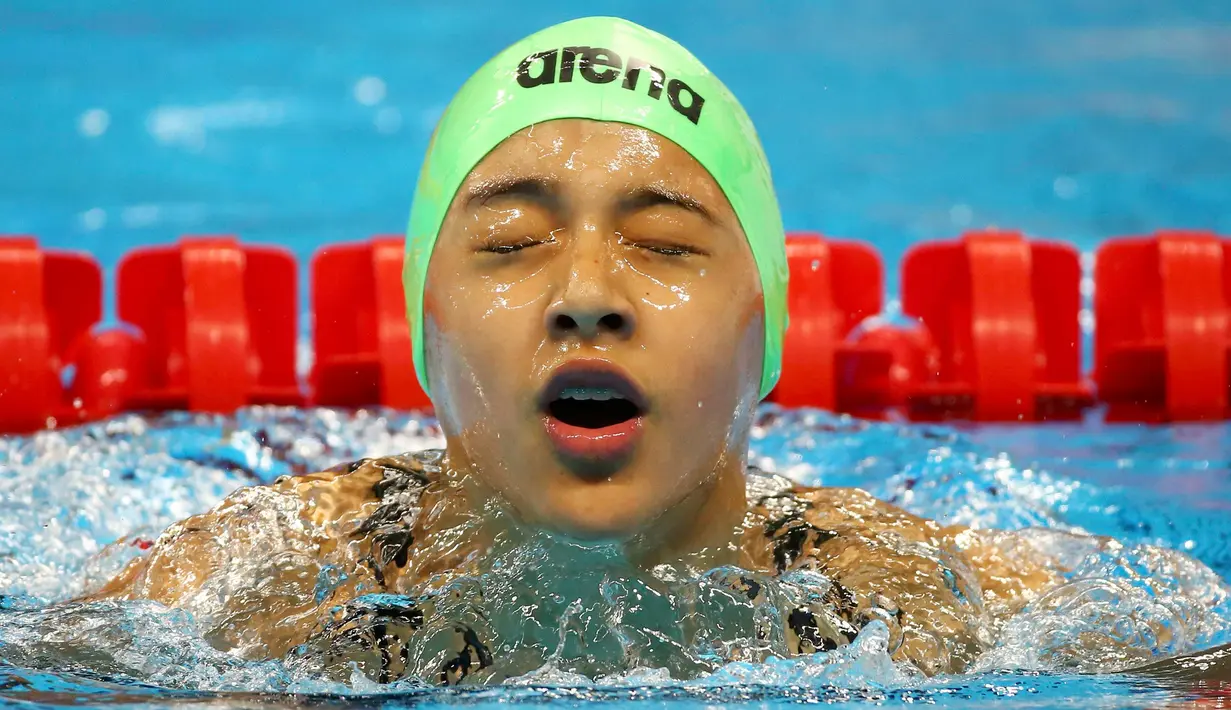 Atlet renang asal Nepal, Gaurika Singh beraksi dalam gaya punggung 100 meter Putri di Olimpiade Rio 2016, Rio de Janeiro, Brasil, (7/8). Gaurika Singh dinobatkan sebagai atlet termuda di Olimpiade Rio 2016. (REUTERS/Michael Dalder)