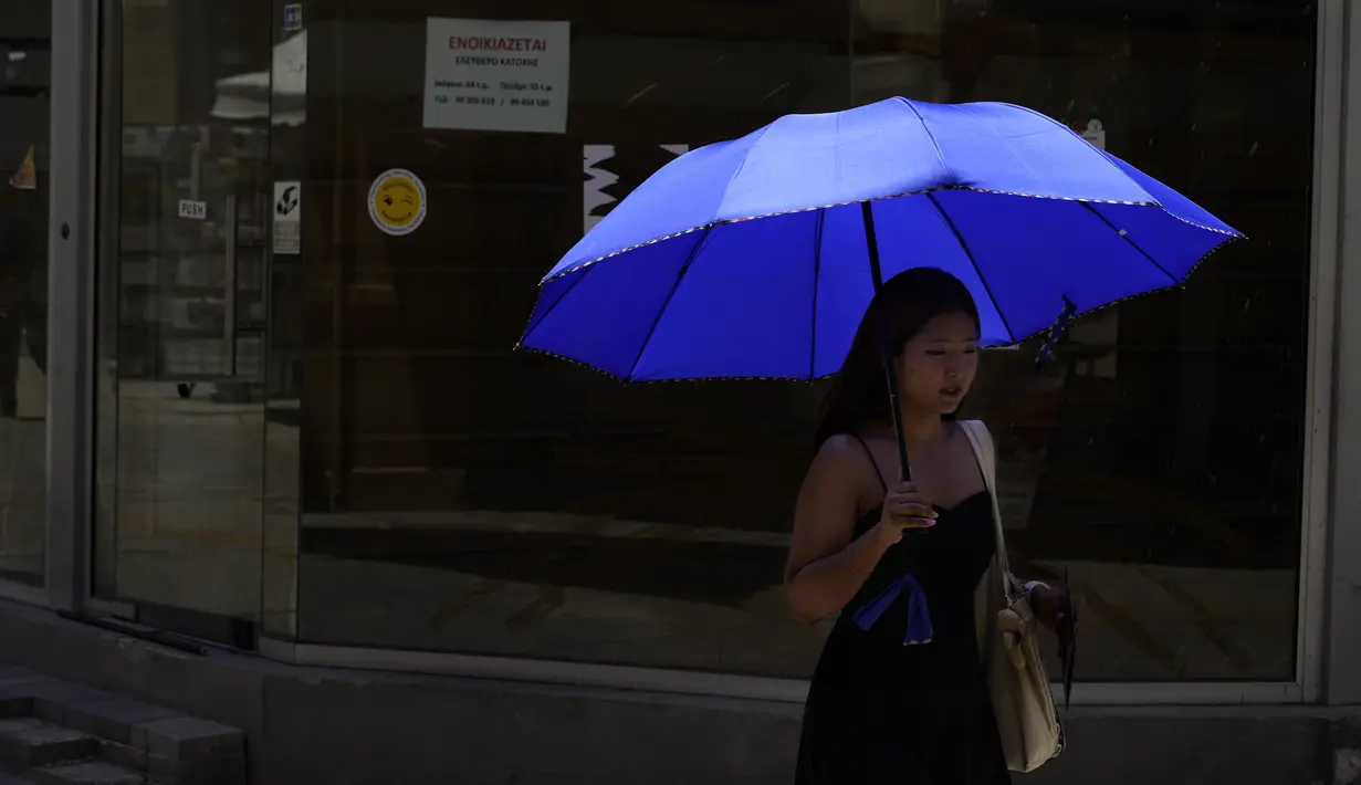 Departemen Meteorologi mengatakan suhu tertinggi gelombang panas hari ini diperkirakan mencapai 42 derajat Celcius (107,6 Fahrenheit) di daratan. (AP Photo/Petros Karadjias)