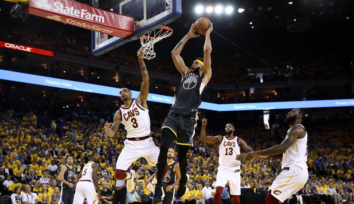 Pebasket Golden State Warriors, JaVale McGee, berusaha memasukan bola saat melawan Cleveland Cavaliers pada final NBA di Oracle Arena, Oakland, Minggu (3/6/2018). Warriors menang 122-103 atas Cavaliers. (AFP/Ezra Shaw)