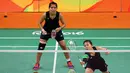 Ganda putri Indonesia, Nitya Krishinda Maheswari dan Greysia Poli saat melawan ganda putri Inggris, pada Olimpiade 2016 di Rio de Janeiro, Brasil, (13/8). Nitya Krishinda Maheswari dan Greysia Polii  menang dengan 21-13, 21-10. (REUTERS/Marcelo del Pozo)