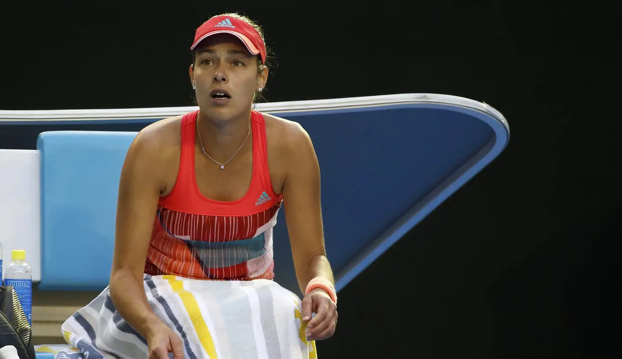  Ana Ivanovic beristirahat sejenak sebelum memulai pertandingan melawan petenis Amerika Serikat, Madison Keys pada Australia Open 2016 di Melbourne Park, Australia, Kamis (23/01/2016). (REUTERS/Issei Kato)