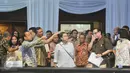 Menteri Luar Negeri Retno LP Marsudi ditemani oleh Menteri Sekretaris Negara Pratikno saat meninjau venue IORA ke-20 di JCC, Jakarta, Sabtu (4/3). Indonesia akan menjadi tuan rumah KTT IORA di Jakarta pada 5-7 Maret 2017. (Liputan6.com/Yoppy Renato)