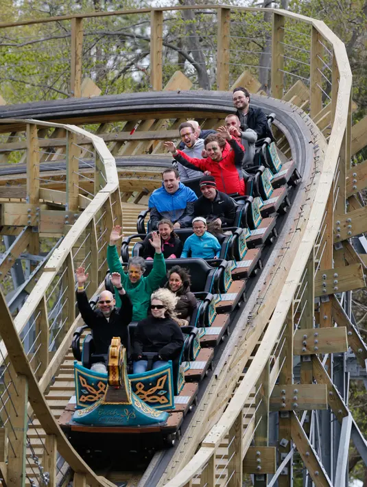 Pengunjung menaiki Roller Coaster kayu InvadR di Busch Gardens di Williamsburg, Virginia (7/4). Tempat ini adalah taman bermain pertama yang jalur roller coasternya terbuat dari kayu.  (AP Photo/Steve Helber)