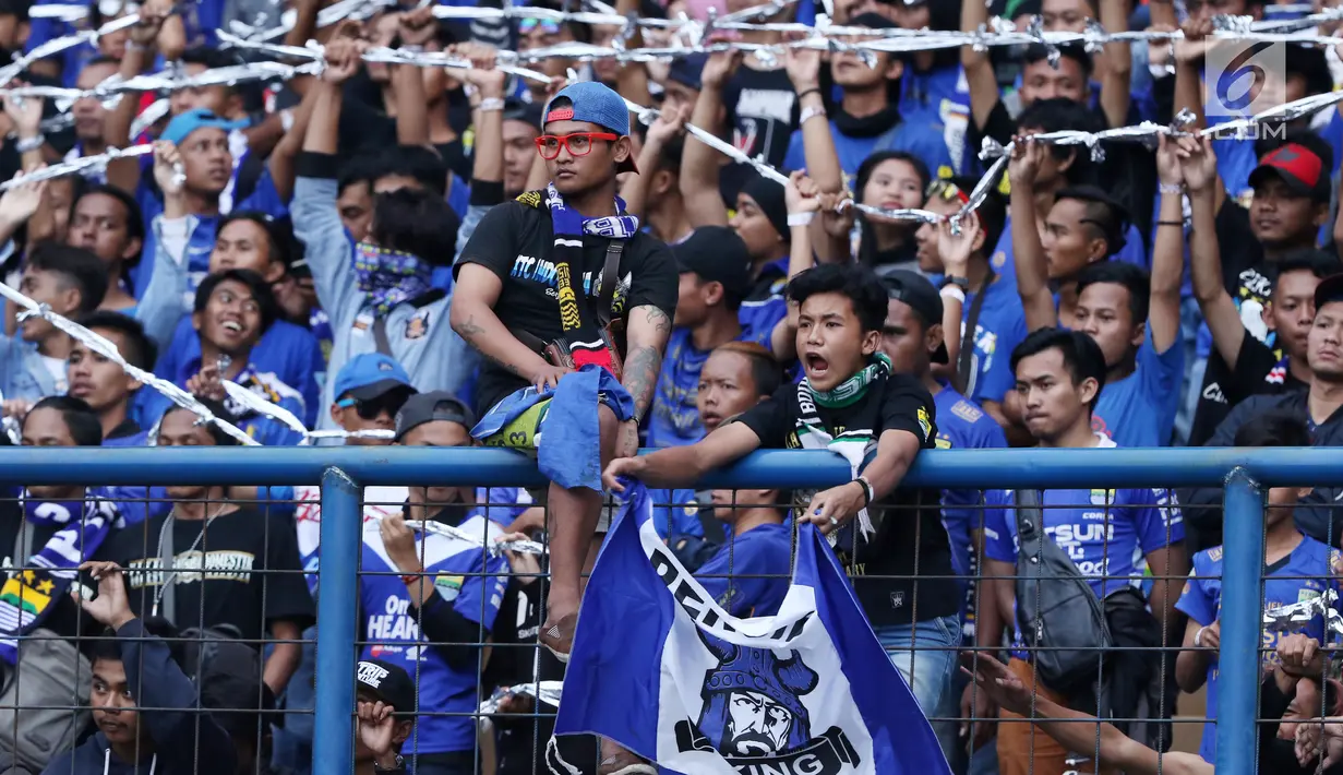 Suporter tim Maung Bandung bersorak saat menyaksikan laga antara Persib melawan Sriwijaya FC di laga pembuka Piala Presiden 2018 di Stadion GBLA, Bandung, Selasa (16/1). Persib unggul 1-0. (Liputan6.com/Helmi Fithriansyah)