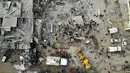 Anggota Syrian Civil Defence atau White Helmets mencari korban serangan udara rezim di Idlib, Suriah, Rabu (15/1/2020). Korban tewas dalam serangan di Idlib kemungkinan akan meningkat karena banyak korban luka dalam kondisi serius. (Omar HAJ KADOUR/AFP)