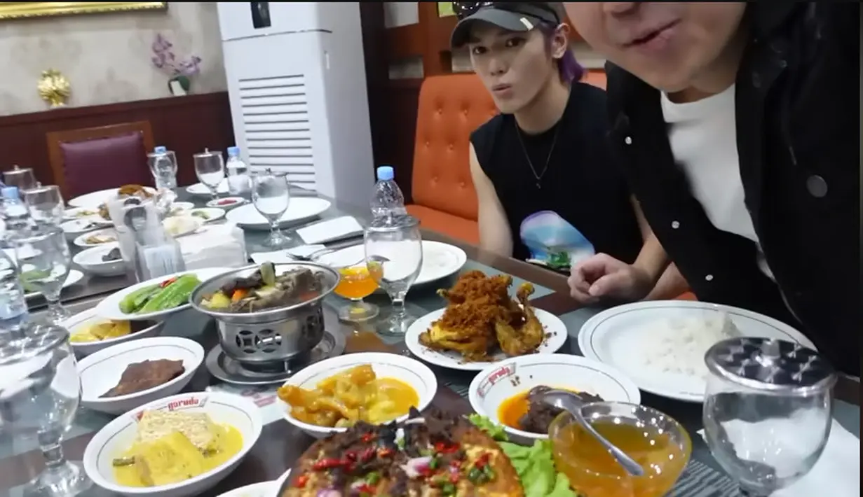 Dari berbagai olahan ayam hingga daging rendang hingga sop iga. Taeyong melihat sop tersebut hampir sama di negaranya. [Youtube/Nihongo Mantappu]