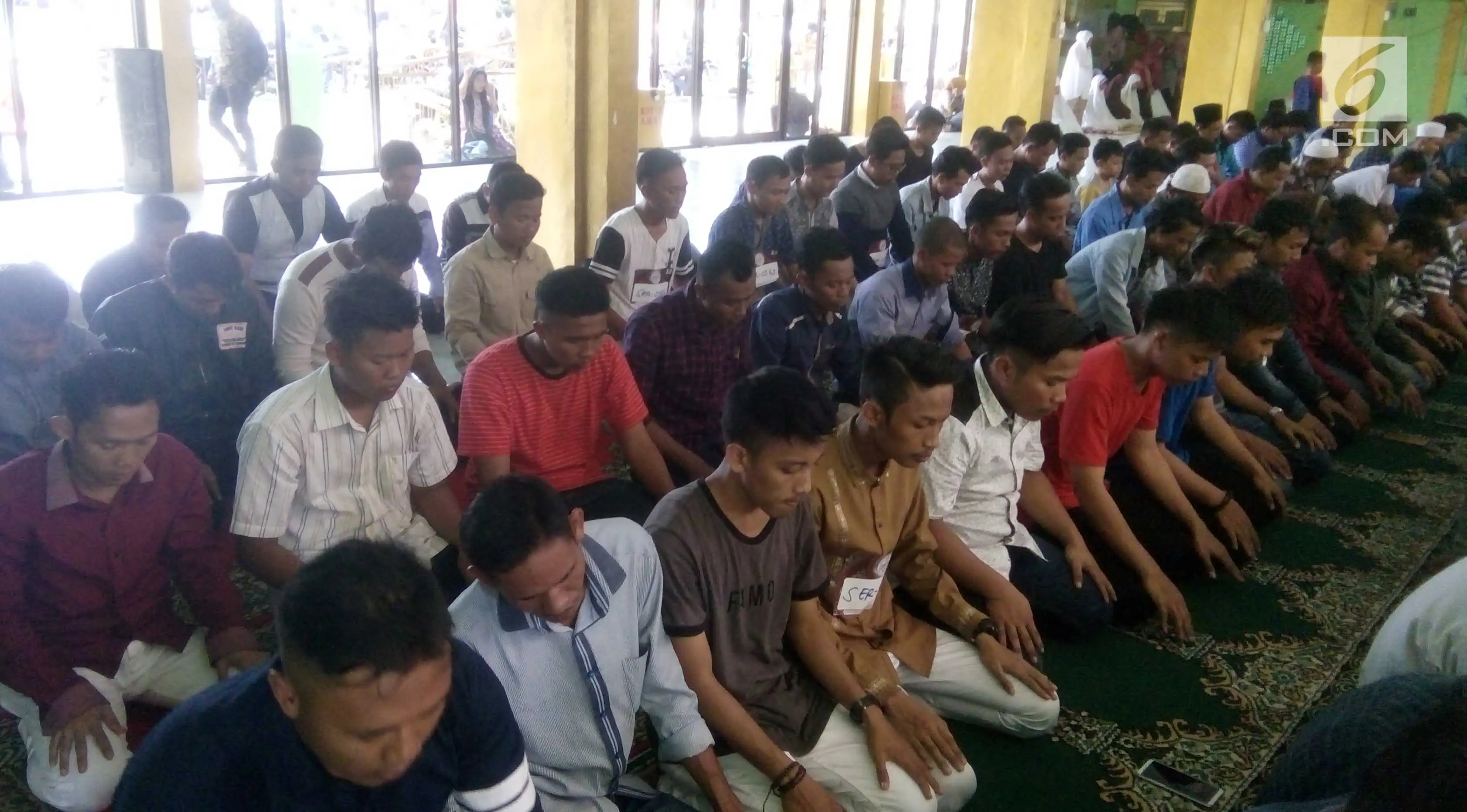 Para peserta audisi LIDA di Kota Serang menunaikan ibadah salat zuhur. (Yandhi Deslatama/Liputan6.com)