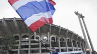 Fans Thailand mengibarkan bendera negaranya siap meramaikan laga final leg kedua Piala AFF 2016 di Stadion Rajamangala, Thailand. (Bola.com/Vitalis Yogi Trisna)