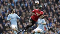 Gelandang Manchester United, Paul Pogba, menyundul bola ke gawang Manchester City pada laga Premier League di Stadion Etihad, Sabtu (7/4/2018). Manchester City takluk 2-3 dari Manchester United. (AP Photo/Matt Dunham)