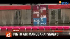 Petugas tata air dibantu petugas dinas kebersihan bekerja keras membersihkan sampah dari dalam kali.