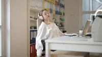 Rasa kantuk yang hadir di siang hari saat sedang bekerja dapat disebabkan oleh kurangnya kualitas tidur yang baik. (Foto: Pexels/Andrea Piacquadio)