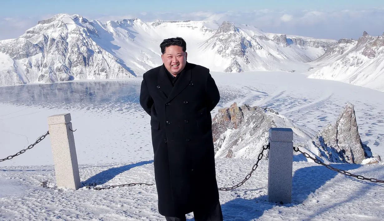 Gambar yang dirilis oleh kantor berita Korea Utara (KCNA) pada Sabtu (9/12), memperlihatkan pemimpin Korea Utara, Kim Jong-Un berpose dengan latar belakang Gunung Paektu yang bersalju di perbatasan China dan Korea Utara. (KCNA VIS KNS / AFP)