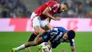 Bek Manchester United, Noussair Mazraoui (atas) berebut bola dengan pemain FC Porto, Wenderson Galeno berebut bola saat laga matchday 2 League Phase Liga Europa 2024/2025 di Estadio do Dragao, Porto, Kamis 3 Oktober 2024 atau Jumat (4/10/2024) dini hari WIB. (MIGUEL RIOPA/AFP)