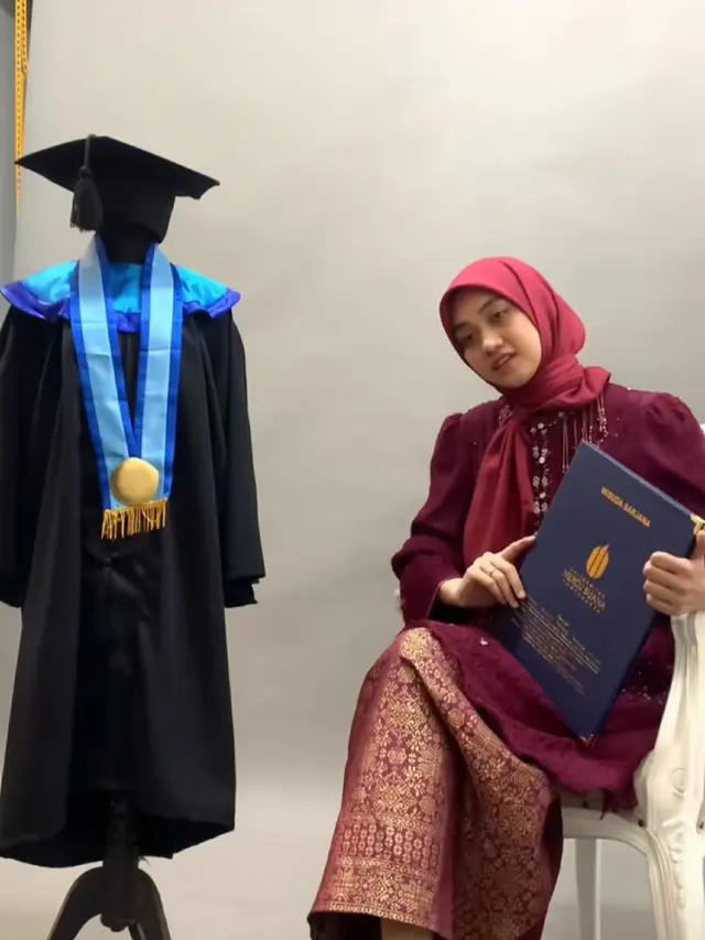 Wisuda Nafha Firah Tunangan Mamat Alkatiri