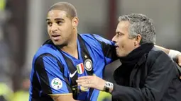 Inter Milan&#039;s forward Adriano and Inter Milan&#039;s coach Jose Mourinho clelbrate after a goal during the Italian Serie A match between Inter Milan and AC Milan at San Siro Stadium in Milan on February 15, 2009. AFP PHOTO/DAMIEN MEYER