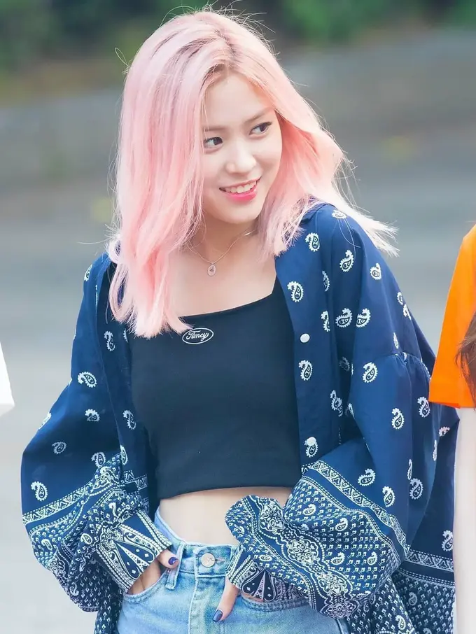 Inspirasi Padu Padan Crop Top Andalan Ryujin ITZY