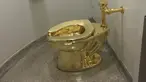 Sebuah kloset mewah berlapiskan emas 18 karat akan dapat digunakan untuk umum di salah satu toilet di Museum Guggeinheim, New York, Kamis (15/9). Kloset rancangan seniman Italia Maurizio Cattelan itu diberi nama America. (William EDWARDS/AFP)
