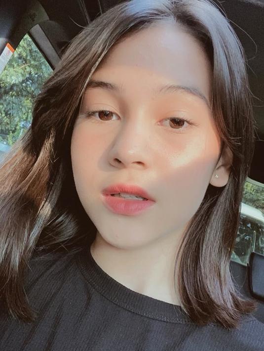 Pakai kaos hitam, aktris dan model yang aktif sejak 2011 ini semakin modis dan menawan. Pakai makeup natural, penampilannya begitu memesona. (Liputan6.com/IG/@sandrinna_11)