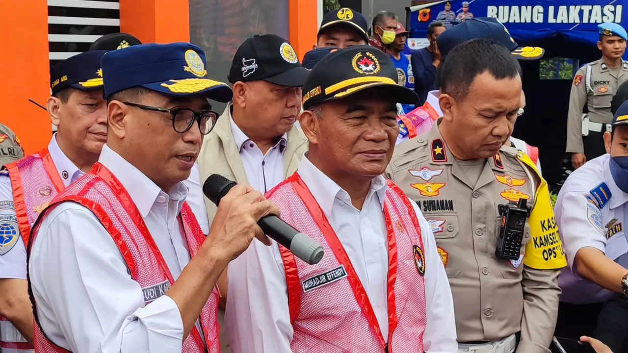 Menteri Menko PMK Muhadjir Effendy dan Menteri Perhubungan Budi Sumadi Karya saat meninjau Pos Pelayanan Terpadu Gadog, Bogor, Jumat (30/12/2022) (Liputan6.com/Achmad Sudarno)
