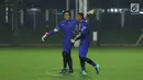 M Ridho (kiri) dan Teja Pakualam saat latihan bersama Timnas Indonesia U-23 di Lapangan B Kompleks GBK, Jakarta, Rabu (30/5). Timnas Indonesia U-23 akan melakoni uji coba melawan Thailand U-23, 31 Mei dan 3 Juni. (Liputan6.com/Helmi Fithriansyah)