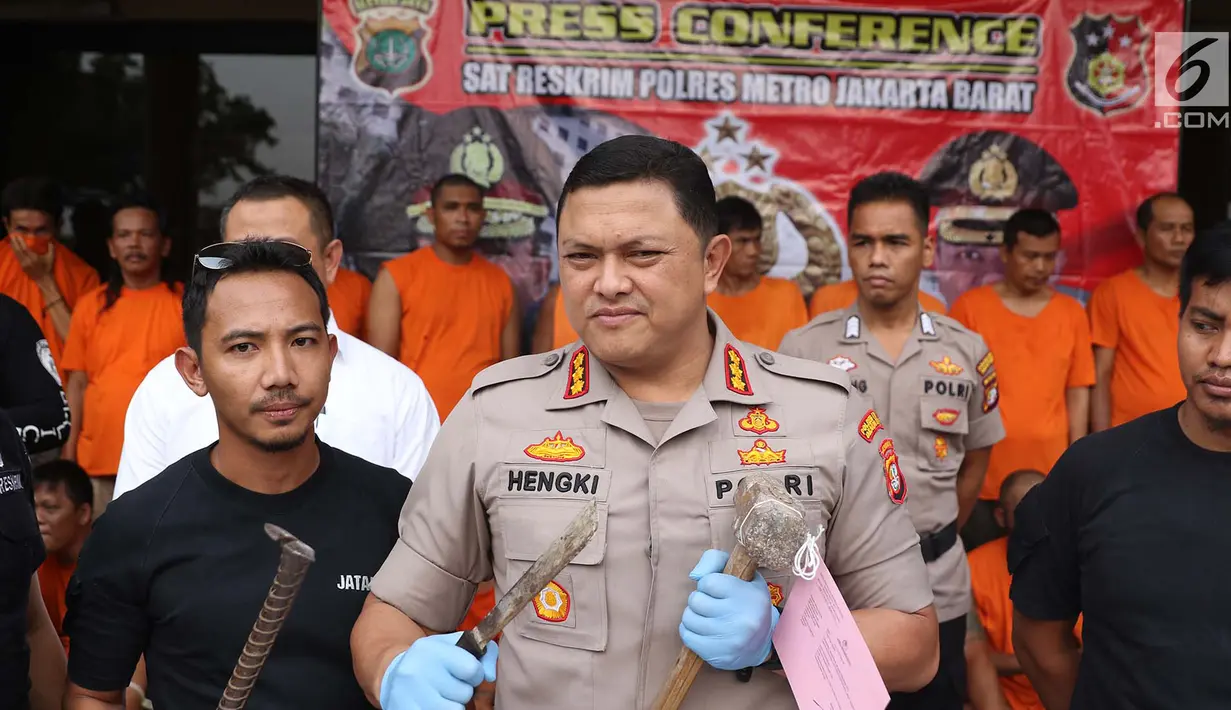 Kapolres Metro Jakarta Barat Kombes Pol Hengki Haryadi menunjukkan barang bukti beserta sejumlagh tersangka kasus premanisme di Mapolres Metro Jakarta Barat, Senin (12/11). (Liputan6.com/Immanuel Antonius)