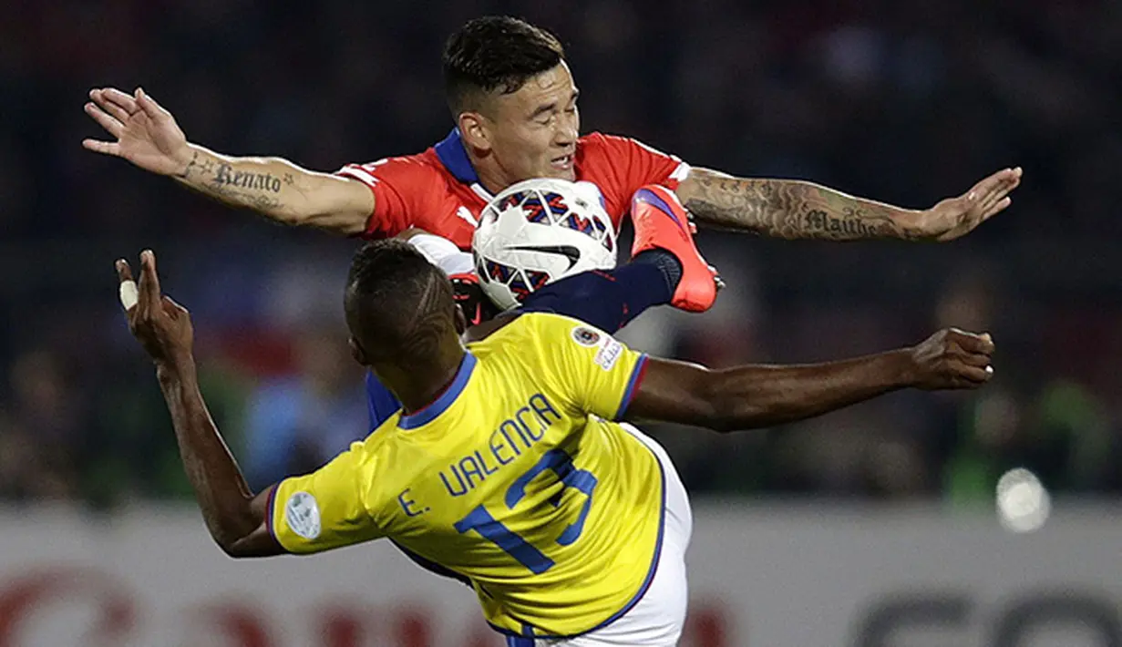 Duel Charles Aranguiz (atas) pemain Cile dengan Enner Valencia dari Ekuador di Copa America 2015. (EPA/Fernando Bizerra Jr)
