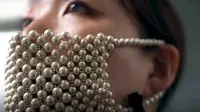 Desainer asal Jepang membuat masker bermaterial mutiara. (dok. sceenshot video YouTube/South China Morning Post)