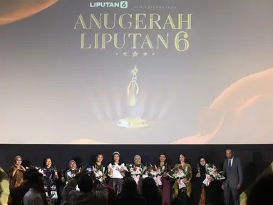 Wakil Menteri Kependudukan dan Pembangunan Keluarga/Wakil Kepala BKKBN, Ratu Ayu Isyana Bagoes Oka (kelima kiri) berfoto bersama enam perempuan Indonesia yang melalui karya, dedikasi, dan kepemimpinannya telah memberi dampak positif bagi komunitas dan lingkungannya menerima Anugerah Perempuan Hebat 2025 dalam ajang penghargaan tahunan Anugerah Liputan6 2025 di The Hall, Lantai 8 SCTV Tower, Senayan, Jakarta, Kamis (16/10/2025). (Liputan6.com/Helmi Fithriansyah)