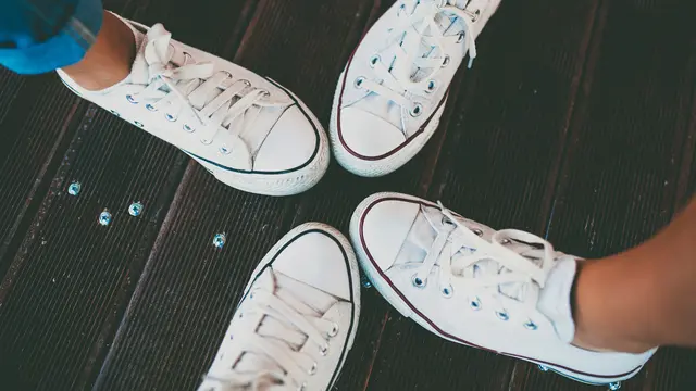 Sepatu Putih
