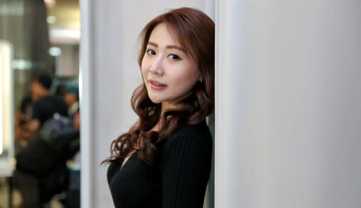 Penyanyi yang kini menekuni dunia akting, Jessyca Auryn tidak lama lagi akan melepas masa lajangnya. Sosok lelaki yang lebih tua bernama Ivan Kristian membuatnya nyaman dalam menjalani hubungannya. (Adrian Putra/Bintang.com)