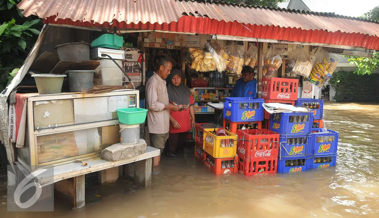 Sebuah warung yang terendam banjir di komplek Polri jalan Pondok Karya, Mampang, Jakarta, Kamis (21/4). Banjir setinggi 120cm disebabkan meluapnya Kali Mampang. (Liputan6.com/Gempur M Surya)