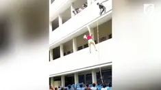 Kejadian nahas menimpa seorang mahasiswi saat latihan keselamatan. Ia tewas usai dipaksa loncat oleh sang instruktur dari gedung lantai 2.