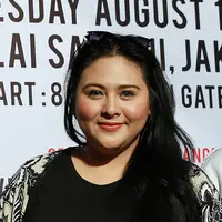 Penyanyi Audy Item menjadi salah satu penampil tamu di konser yang bertajuk 'Love 15 Rio Febrian: Romantic Concert'. (Wimbarsana/Bintang.com)