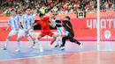 Pemian Timnas Futsal Indonesia, Israr Megantara (tengah) berusaha mencetak gol ke gawang Argentina dalam laga lanjutan 4 Nations World Series 2025 di Jakarta International Velodrome, Rawamangun, Sabtu (01/02/2025). (Bola.com/Bagaskara Lazuardi)