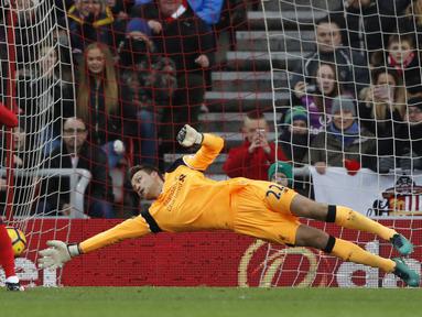 Gol pemain Sunderland,  Jermain Defoe mencetak gol lewat penalti saat melawan Liverpool pada laga Premier League di Stadium of Light, (2/1/2017). Liverpool bermain imbang 2-2. (Reuters/Russell Cheyne) 