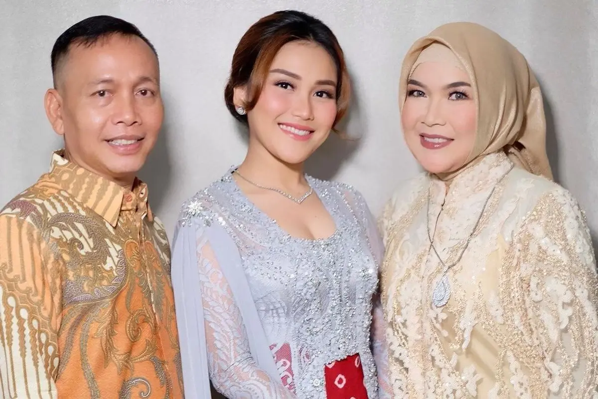 Perhiasan Ayah Rozak jadi sorotan di pernikahan Rizky Billar dan Lesti Kejora (https://www.instagram.com/p/CSvmRg4huDK/)