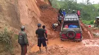 Longsor yang terjadi di Desa Kariango, Kecamatan Mamasa, Kabupaten Mamasa, Sulawesi Barat, menutup jalan akses menuju Tana Toraja. (Liputan6.com/ Abdul Rajab)